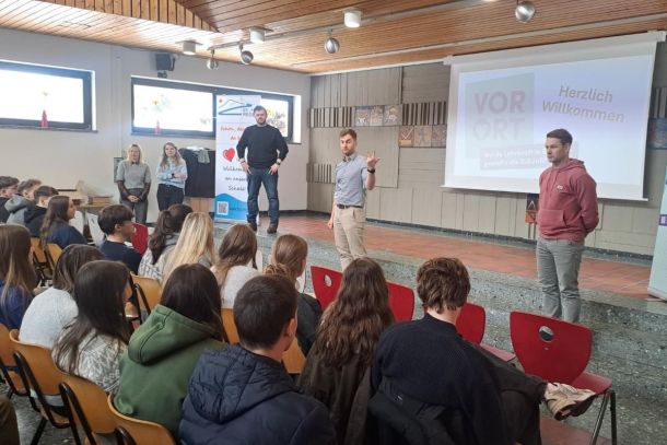 Lehramtsbotschafter vor Schülerpublikum