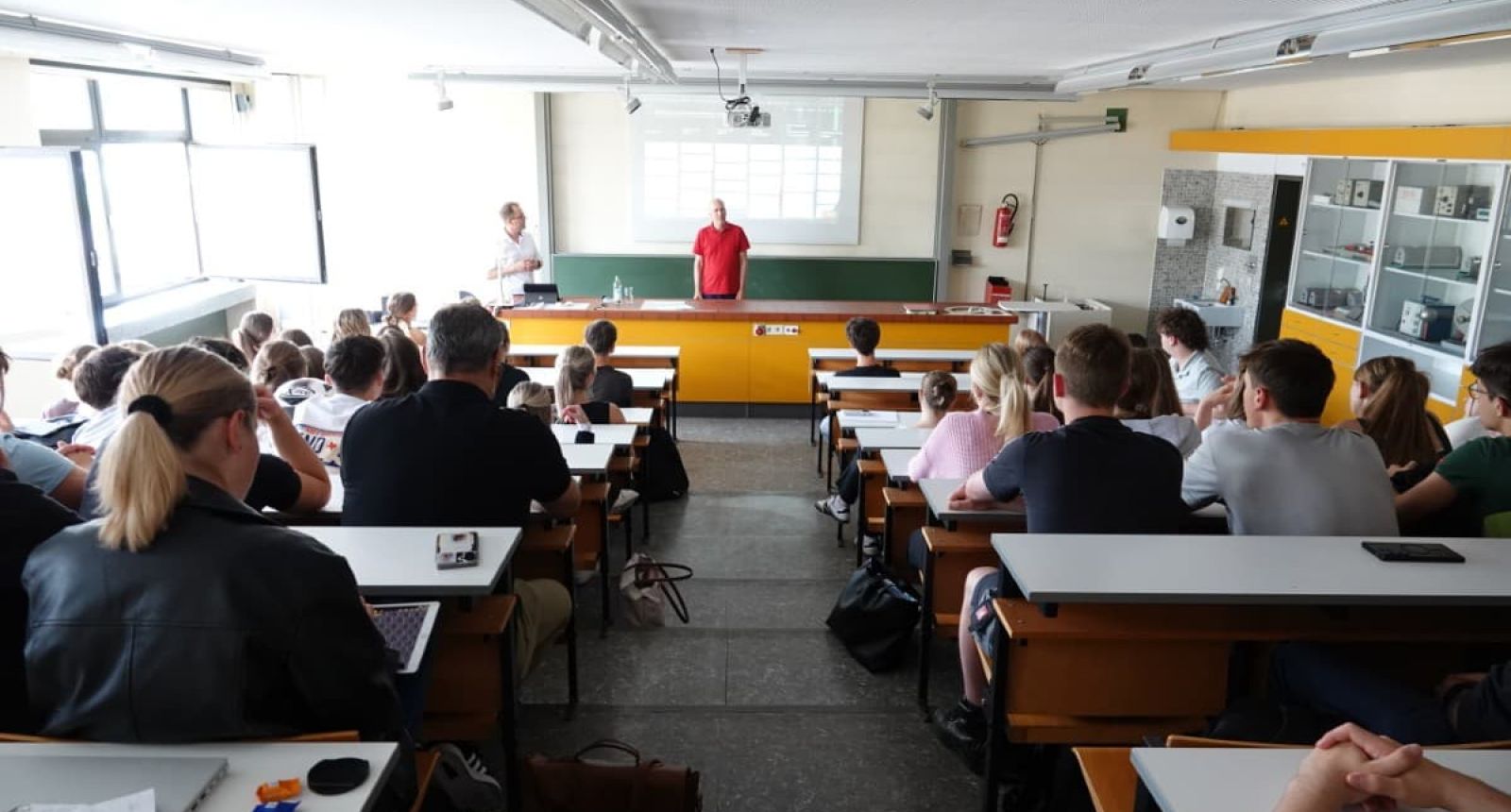 Prof. Schulte vor Schülern