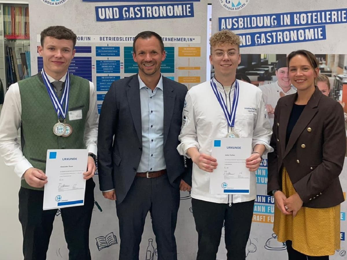 Stolz und erleichtert präsentieren Alexander Thums (li.) und Julian Fischer ihre Urkunden und Medaillen zusammen mit ihren Betreuern Stefan Obermüller und Franziska Ortner