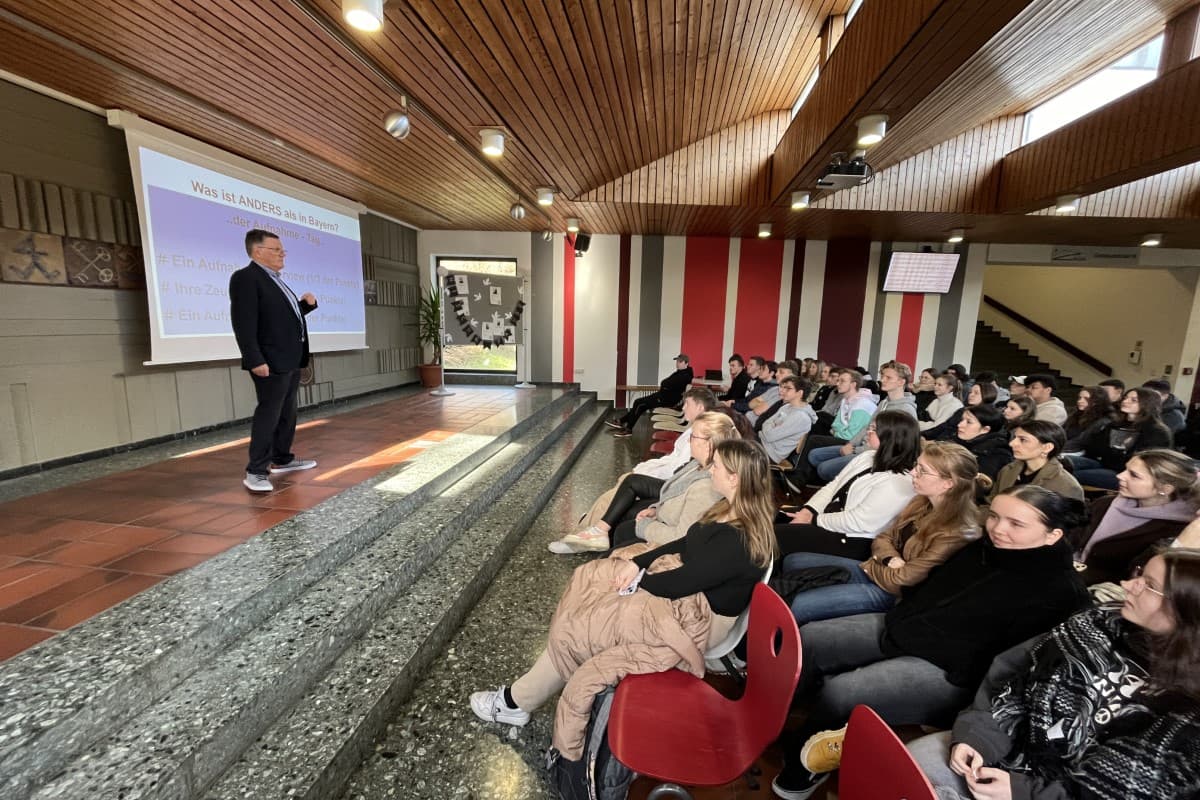 Referent vor der Schülerschaft