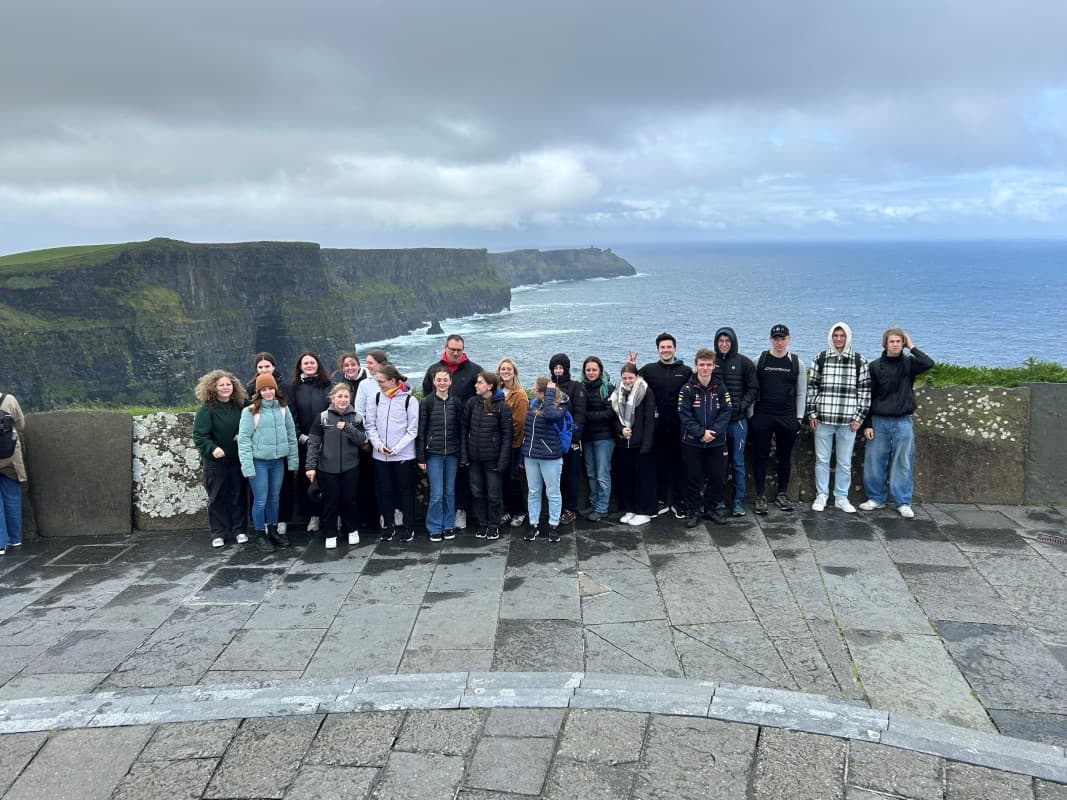Schülergruppe an der Küste