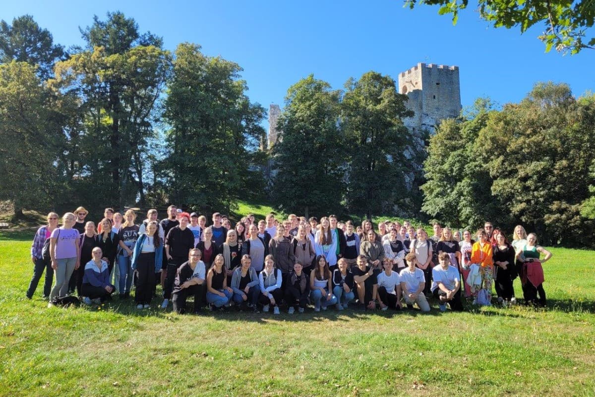 Schülergruppe vor Burgruine