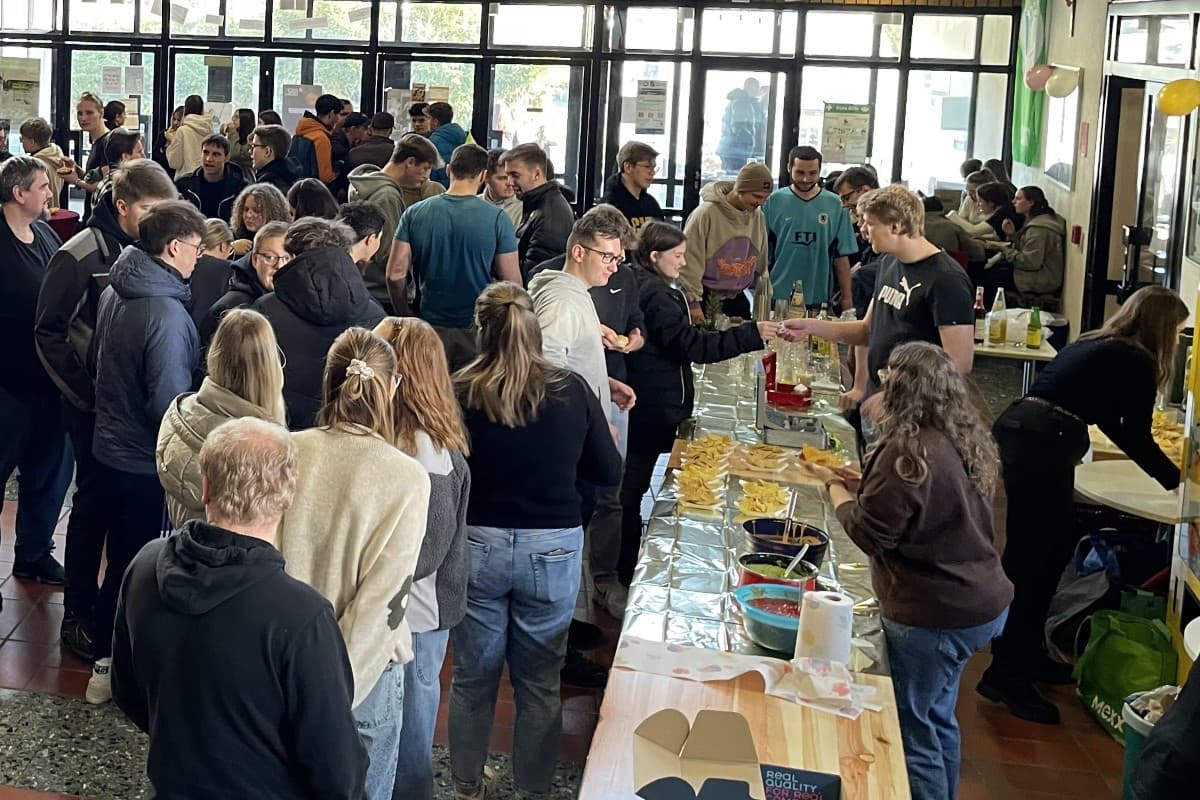 Die Schulfamilie beim Genießen der Spanischen Pause