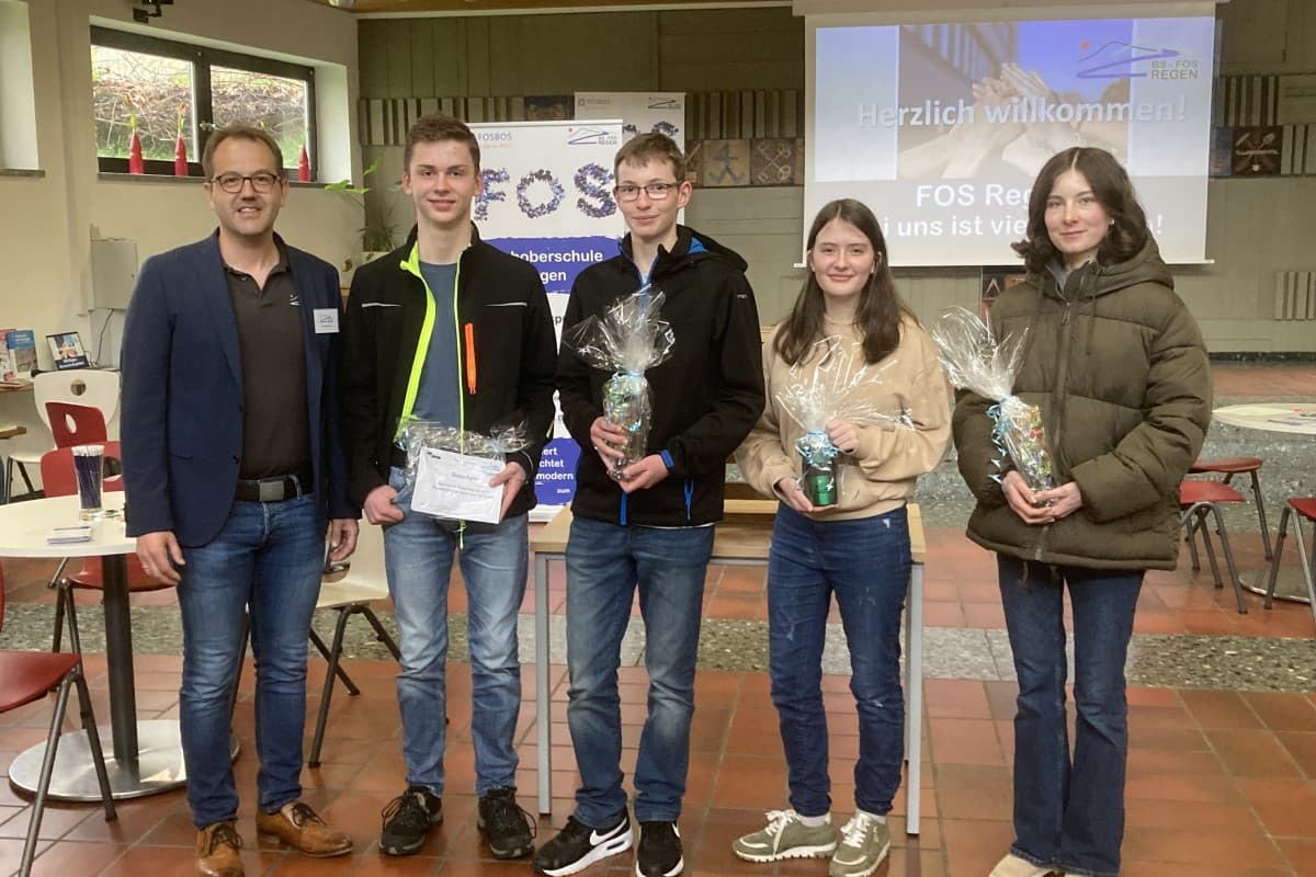 Schulleiter mit Gewinnern der Verlosung