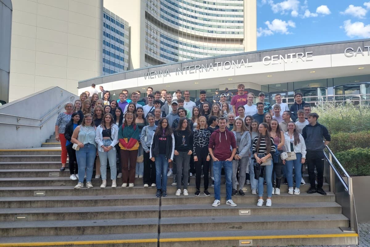 Schülergruppe vor UN Hauptquartier