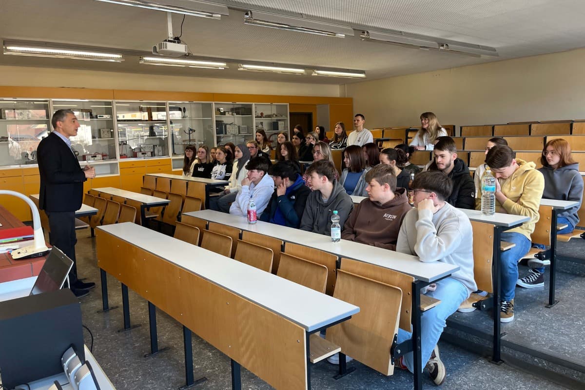 Schülergruppe mit Landrat