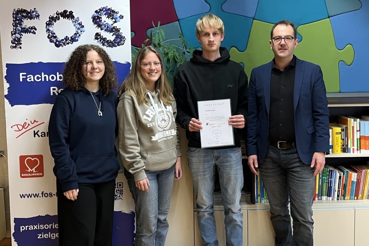 Schuelergruppe und Lehrer