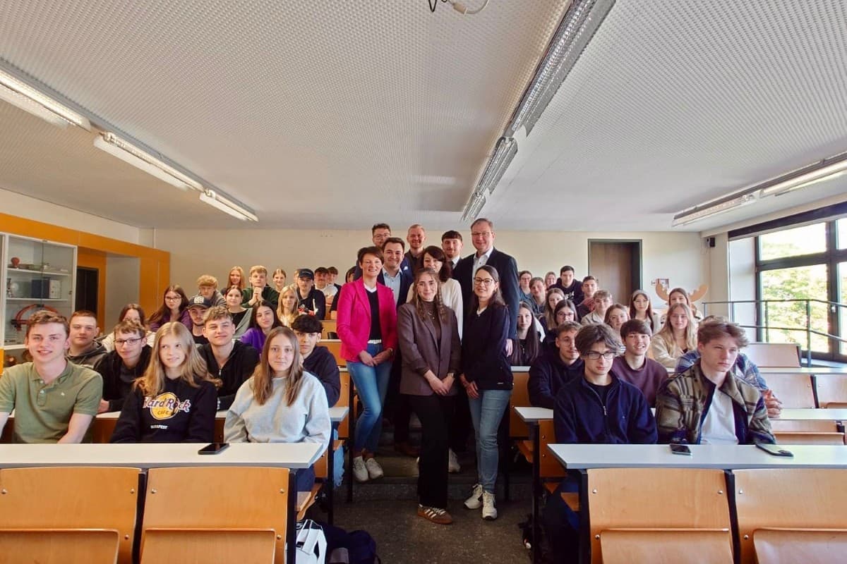 schuelergruppe und referenten