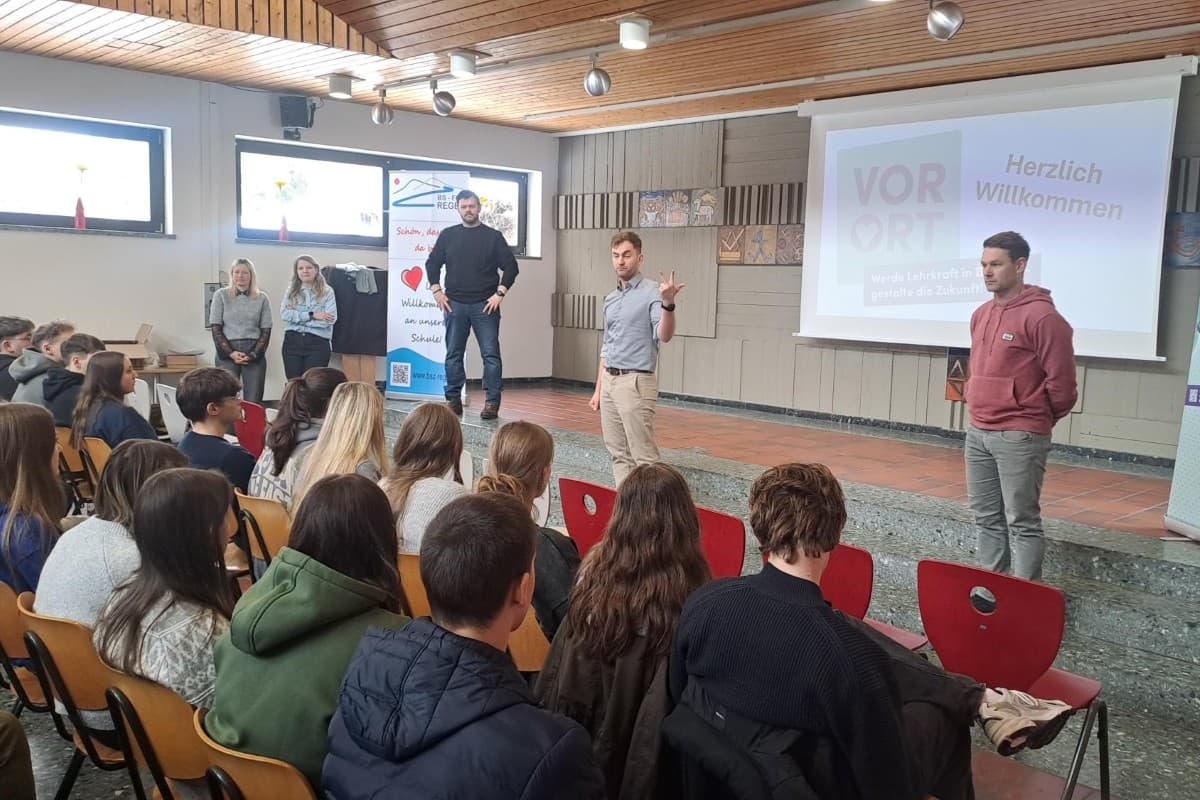 Lehramtsbotschafter vor Schülerpublikum