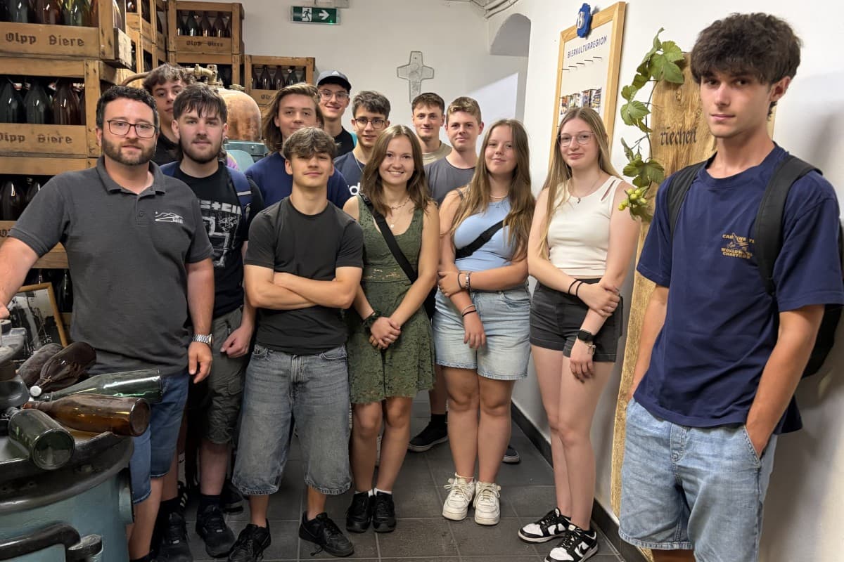 Schülergruppe in der Brauerei