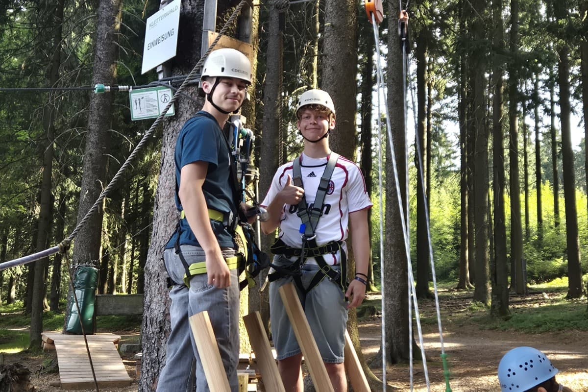 Schüler im Hochseilgarten