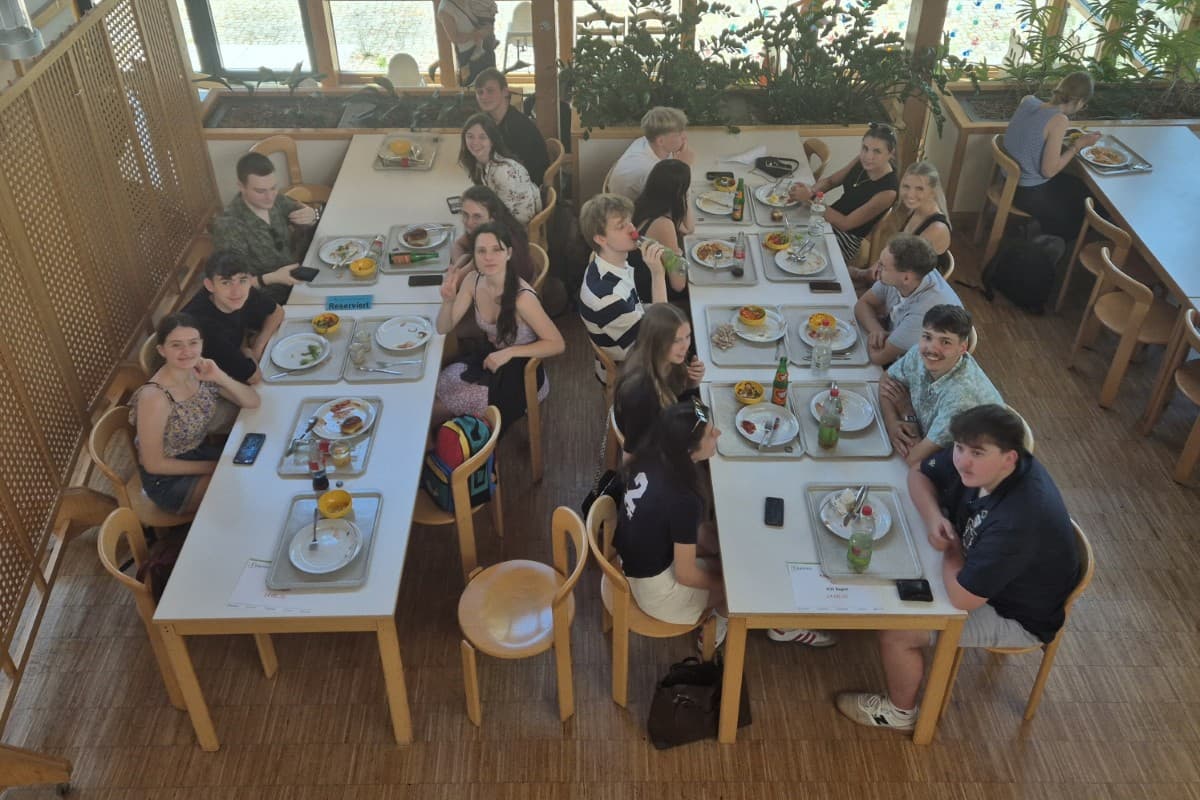 Schülergruppe an der Uni