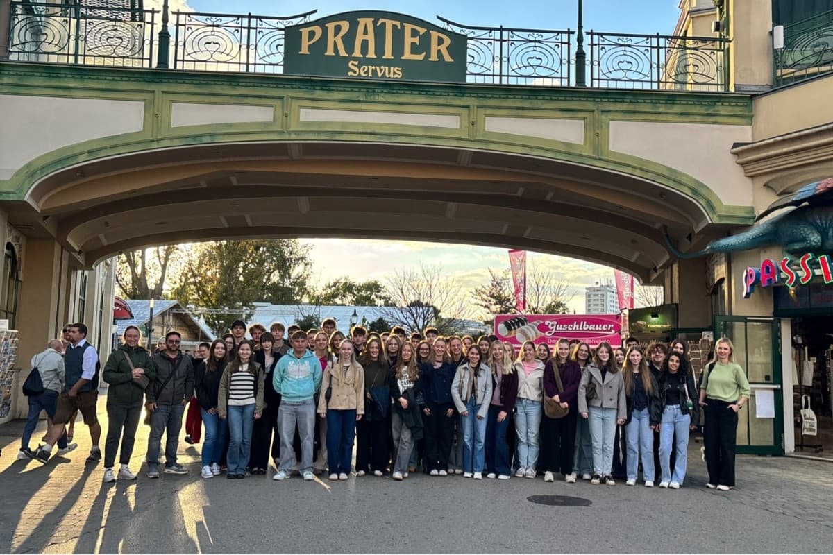 Schülergruppe vor dem Prater