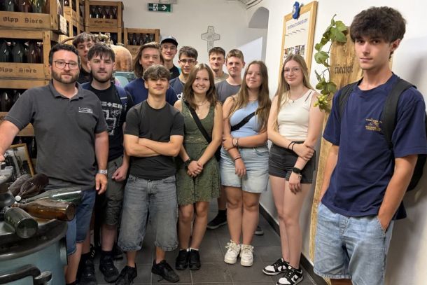 Schülergruppe in der Brauerei