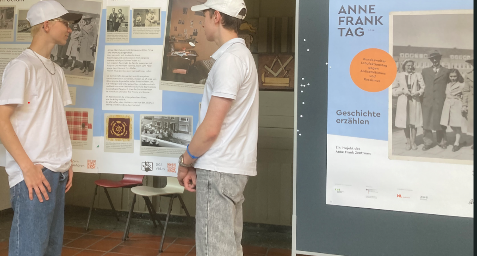 Schüler vor der Anne Frank Ausstellung