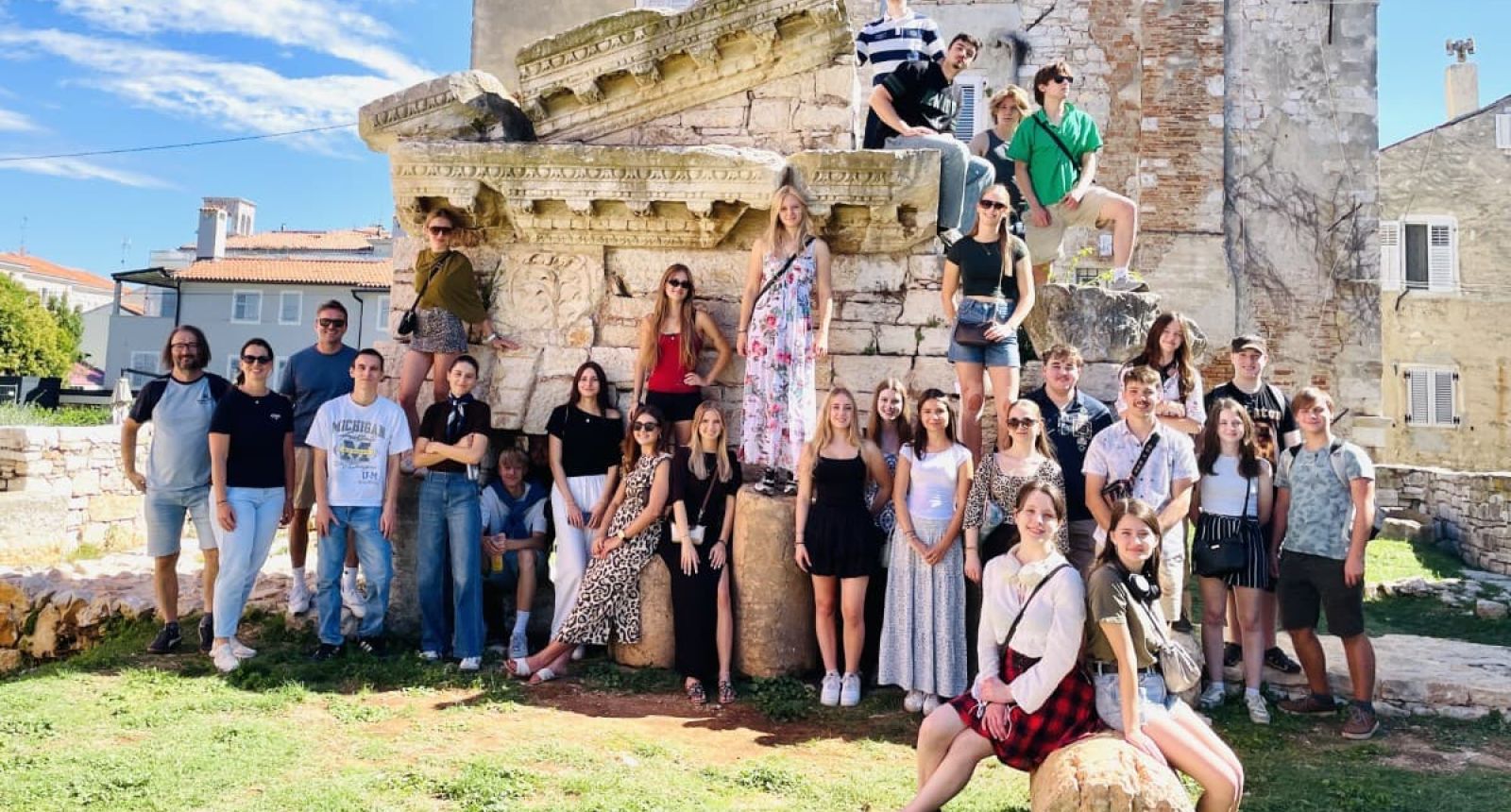 Schülergruppe vor Ruine