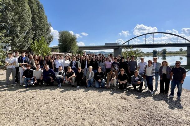 Schülergruppe an der Strandbar