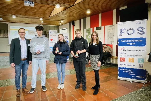 Schulleitung mit den Gewinnern