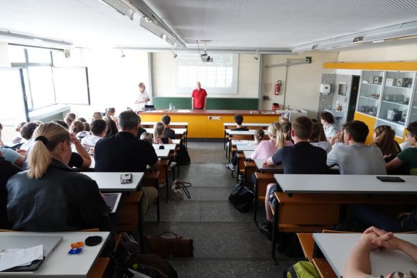 Prof. Schulte vor Schülern