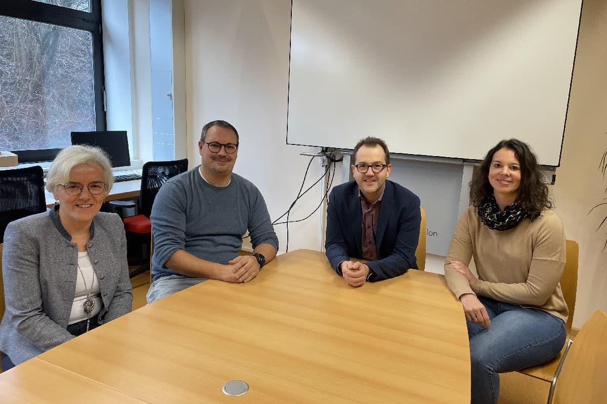 Lehrkräfte im Besprechungsraum