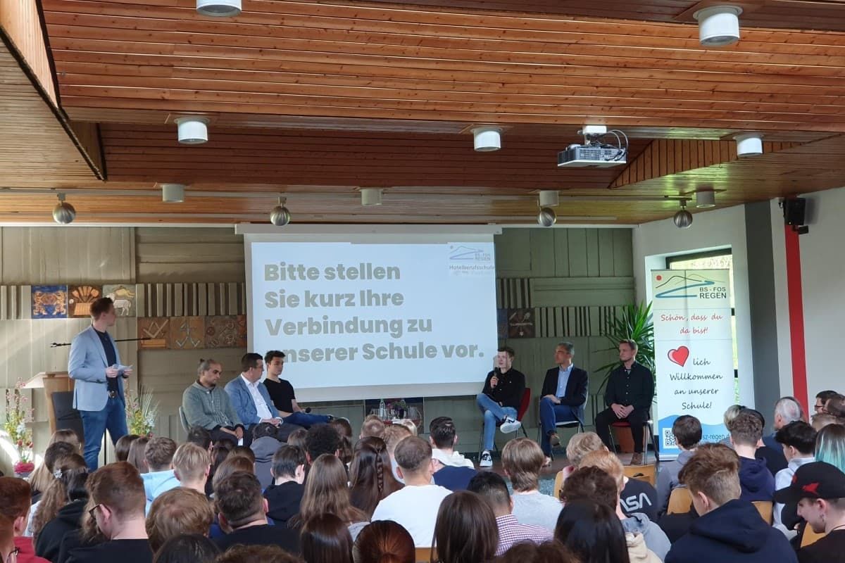 Teilnehmer der Podiumsdiskussion auf der Bühne