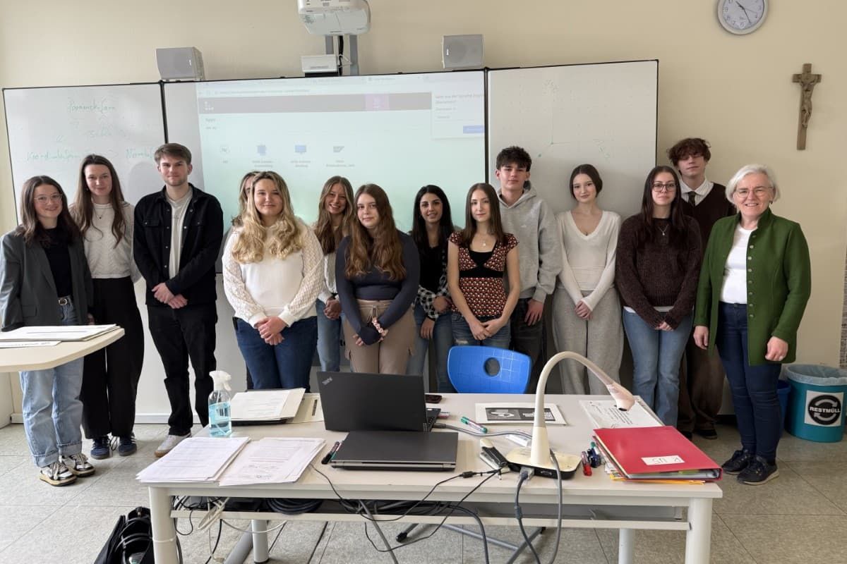 Referentin mit Teilnehmern