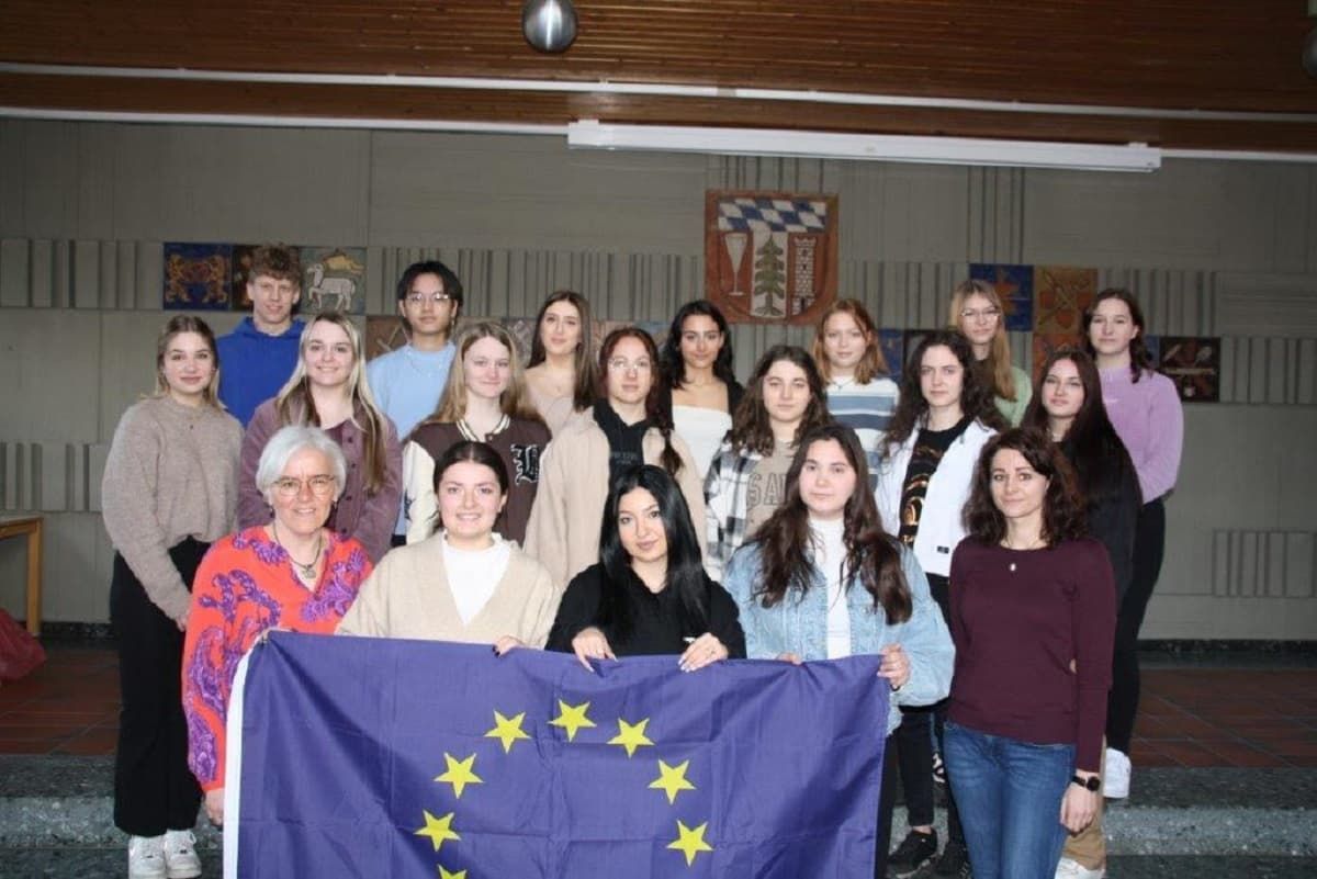 Schülergruppe mit Europaflagge