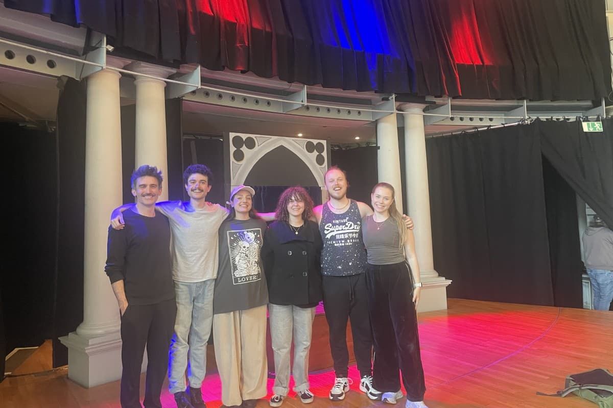 Schüler mit Schauspielern