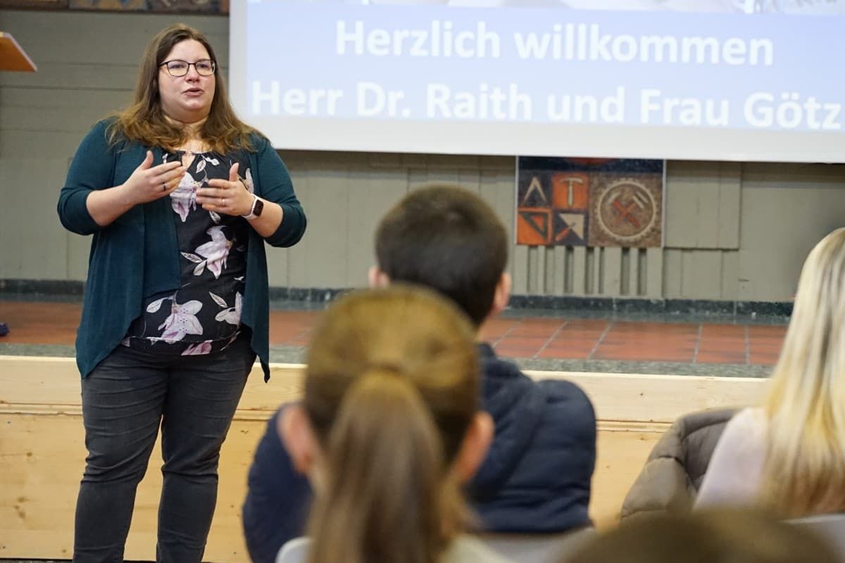 Kommunale Jugendpflegerin im Vortrag