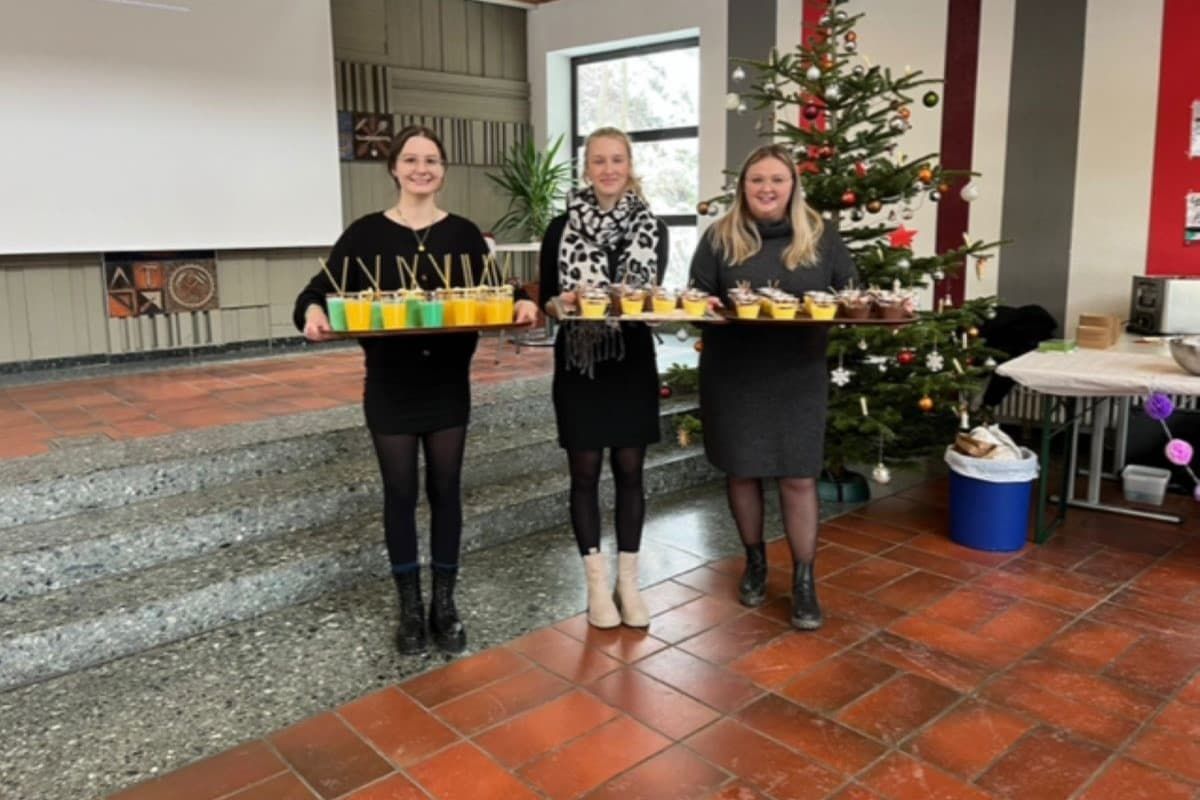 Schülerinnen mit Speisen und Getränken