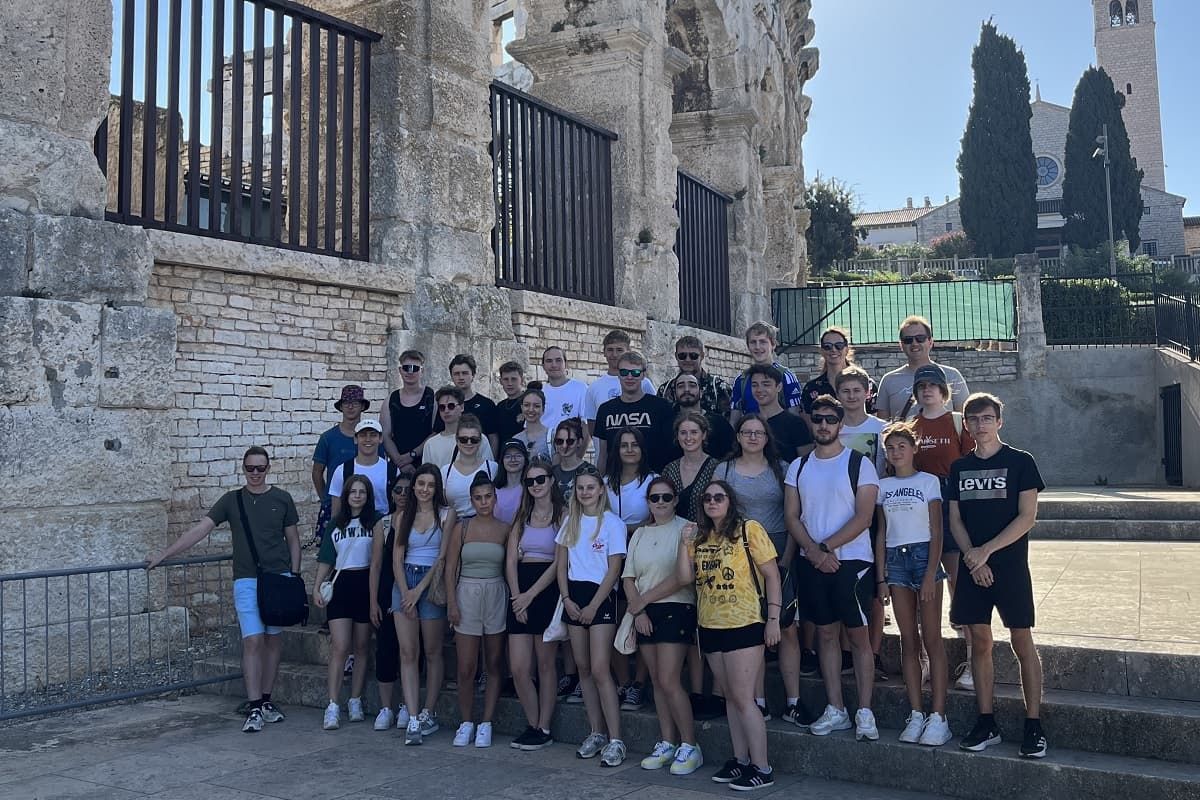 Schülergruppe vor Amphitheater