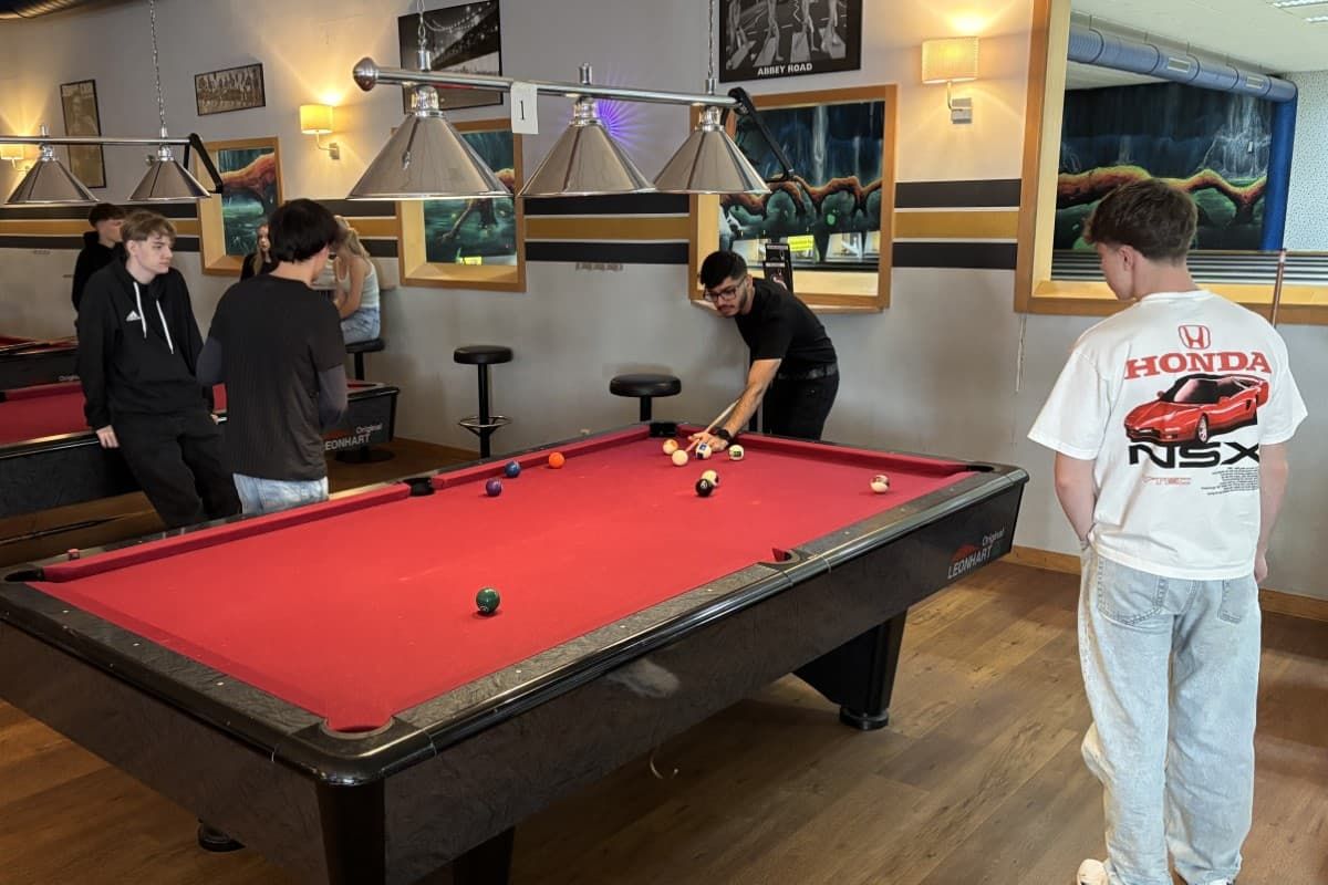 Schülergruppe beim Billard