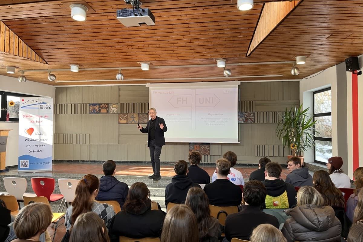 Schülergruppe mit Professor