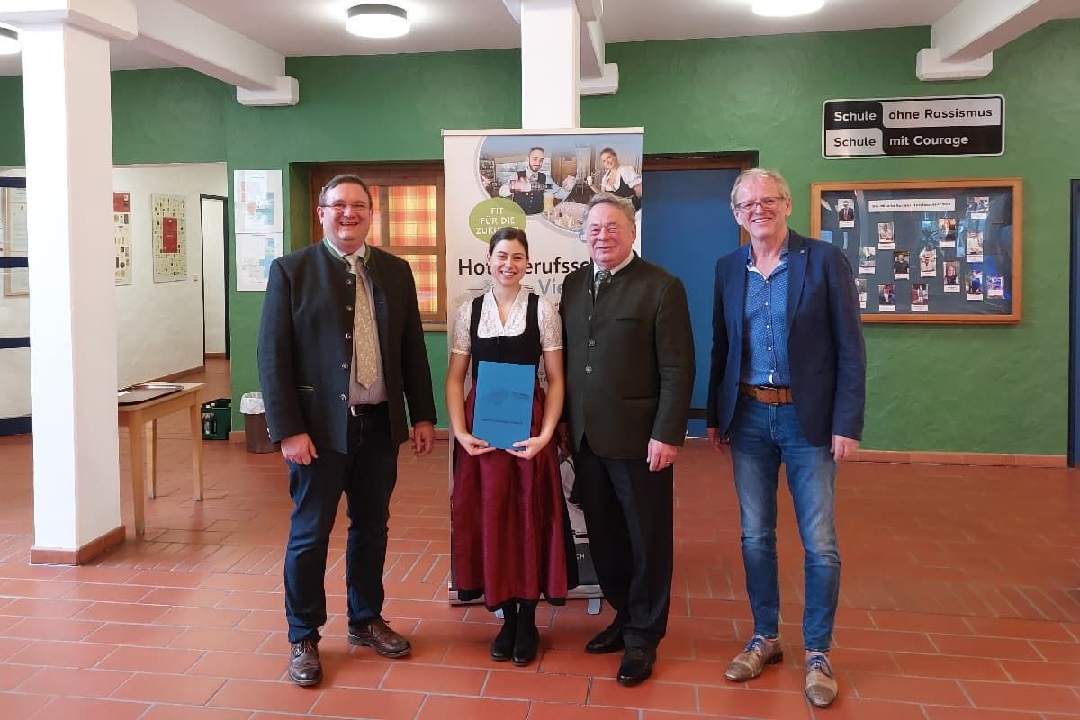 Antonia Buschek erhält Staatspreisurkunde