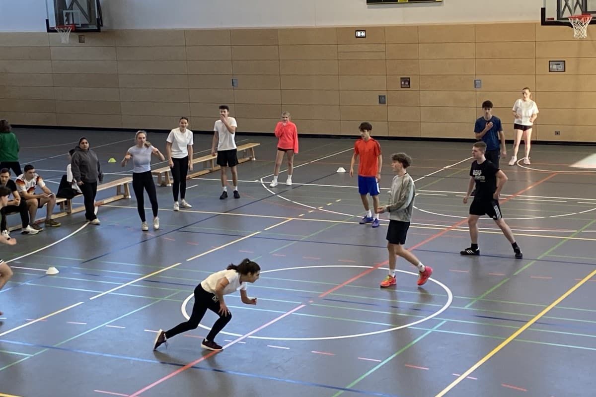 Schüler beim Völkerball