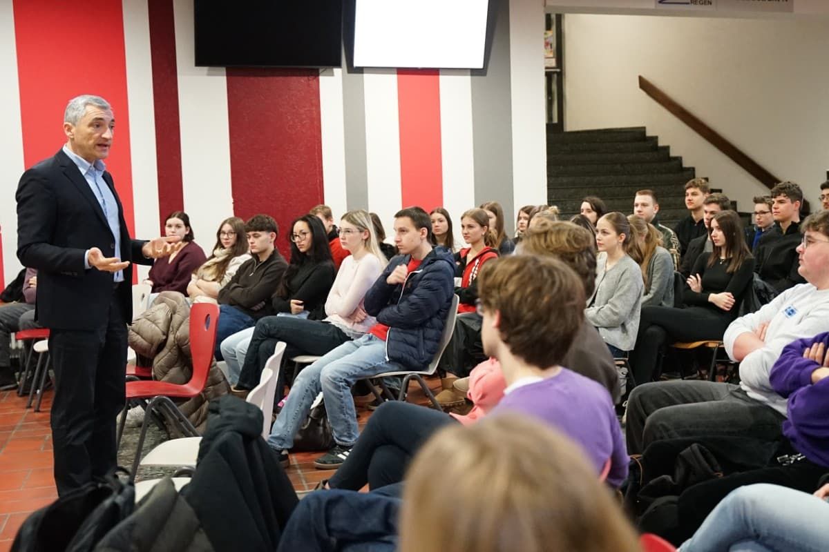 Landrat mit Schülern