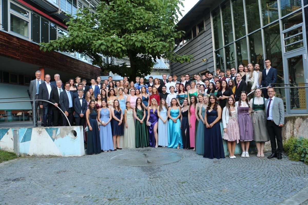 Gruppenfoto mit allen Absolventen