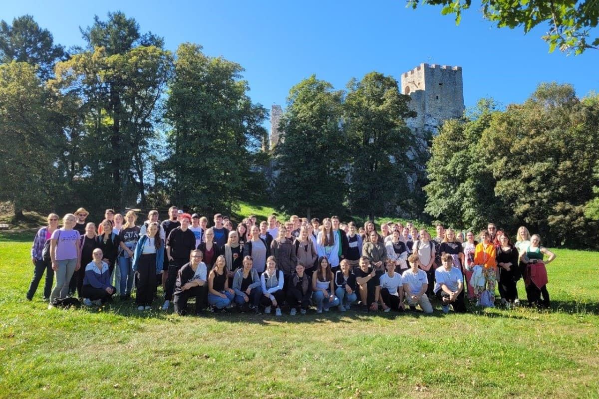 Schülergruppe vor Burgruine