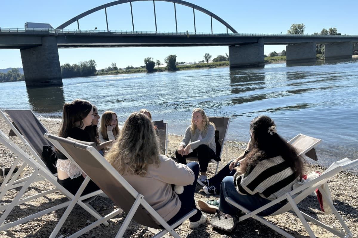 Schülergruppe an der Donau