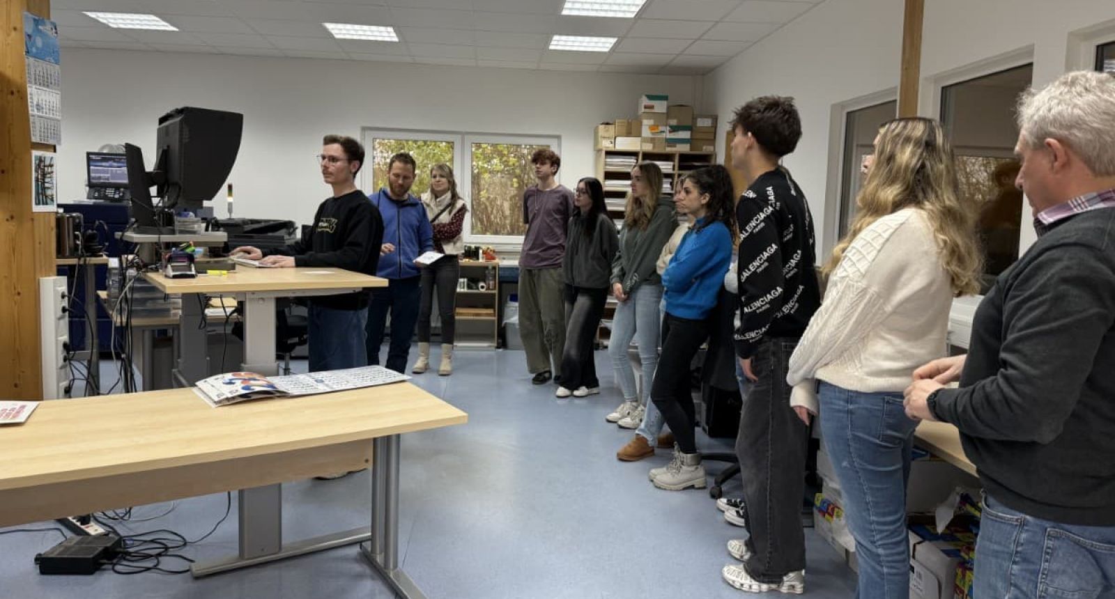 Schülergruppe im Betrieb