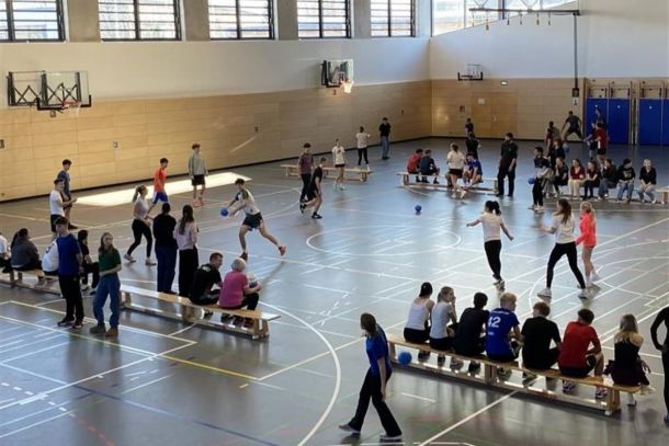 Schüler beim Völkerball