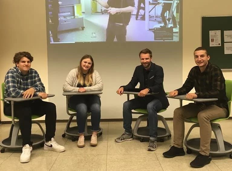 Die SMV und Verbindungslehrer StR Straßer auf den „Seminarstühlen mit Schreibtableau“